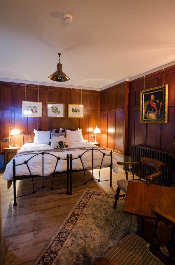 1777. At The Albion Hotel Wimborne Minster Bagian luar foto