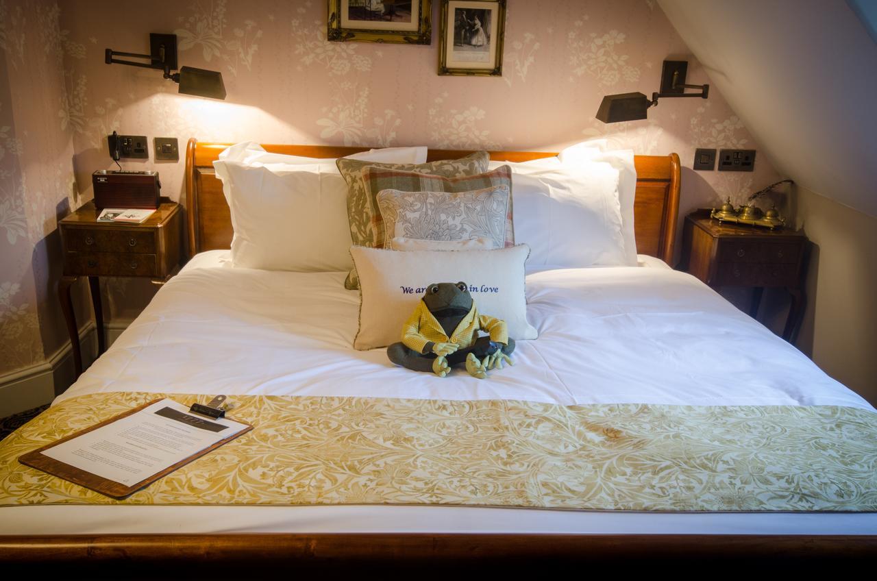 1777. At The Albion Hotel Wimborne Minster Bagian luar foto